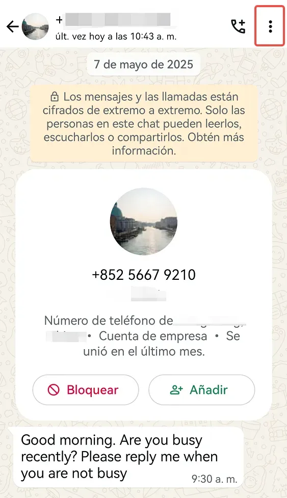 los tres puntitos arriba a la derecha